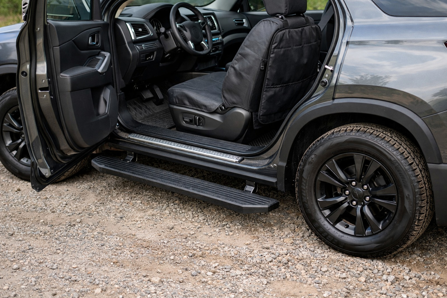 Que monter sur un SUV haut pour monter plus facilement et garder ses vêtements propres
