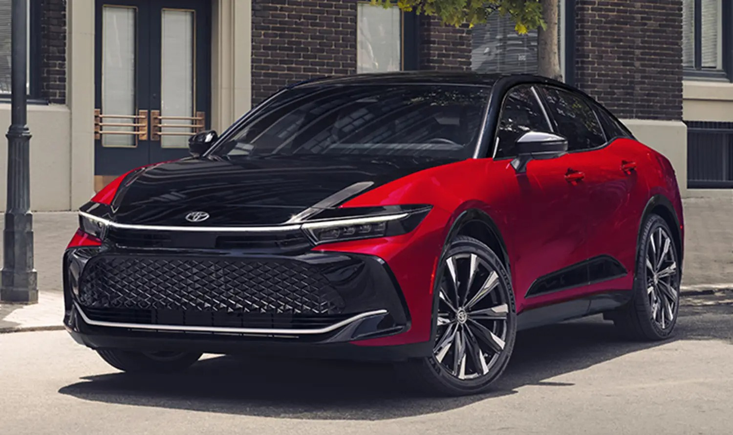 Toyota Crown 2027 : nouvel hybride THS 5, 4 roues motrices et design revu