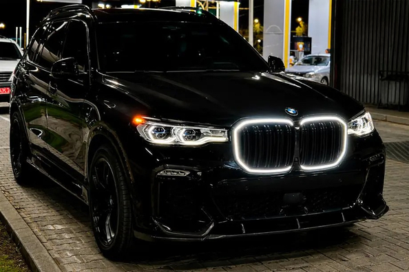 BMW X7 G07 : tuning carbone du pare-chocs avant et calandre LED Photo 1