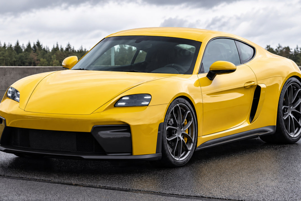 Porsche 718 EV 2027 : prototype presque sans camouflage repéré au Nürburgring Photo 1