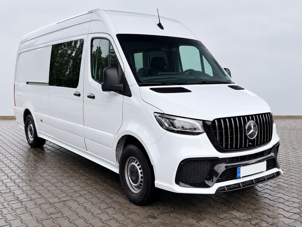 Mercedes Sprinter W907/W910 2018– : pose du kit carrosserie AMG – nos réalisations