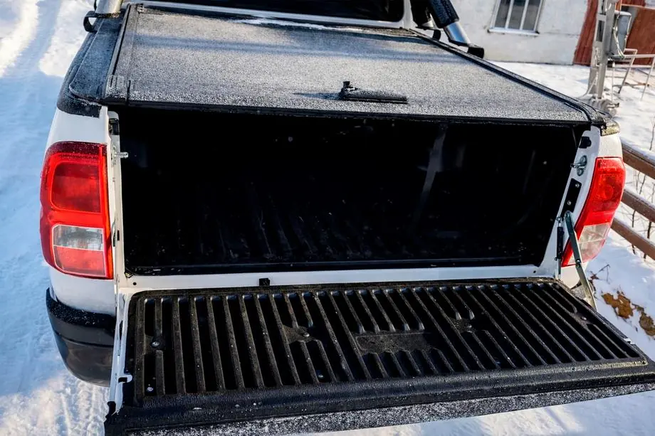Toyota Hilux 2006-2015 Couvre-benne à lames OEM (2010-2015, manuel avec poignée et serrure) Photo 3