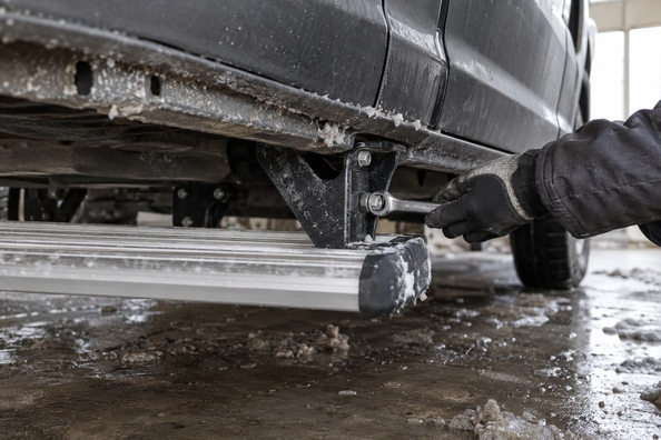 Fixation des bas de caisse après les premières neiges : boulons rouillés, jeu et grincements — vérifier et resserrer Photo 2