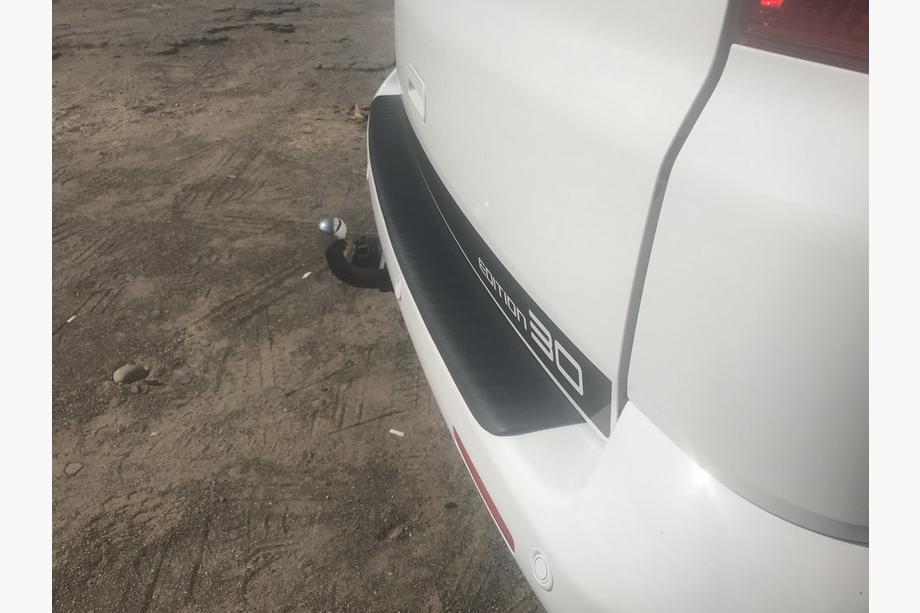 Volkswagen T5 Caravelle 2004-2010 Protection de pare-chocs arrière avec rebord (plastique ABS) Mat Photo 4
