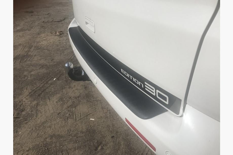 Volkswagen T5 2010-2015 Protection de pare-chocs arrière avec rebord (plastique ABS) Mat Photo 4
