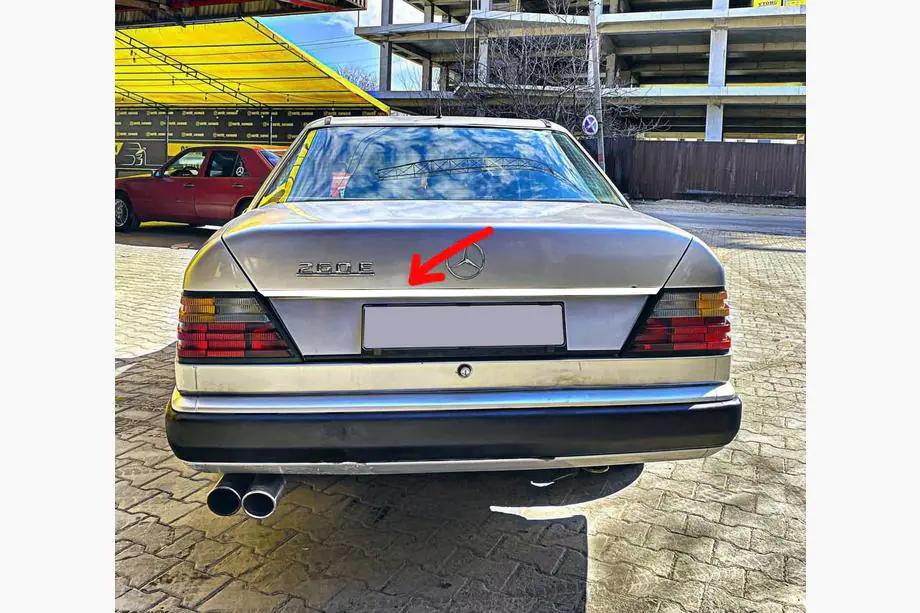 Mercedes E-class W124 1984–1997 Baguette de coffre inox Image