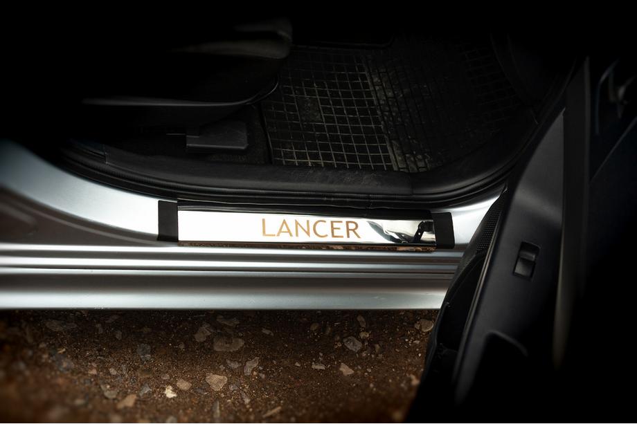 Mitsubishi Lancer X 2008- Seuils de porte inox Carmos 4 pièces Image