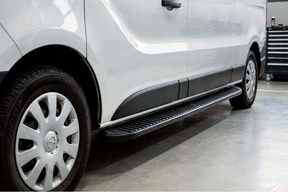 Opel Vivaro 2015-2019 Marchepieds Latéraux Tayga Black (2 pcs, Aluminium) Image