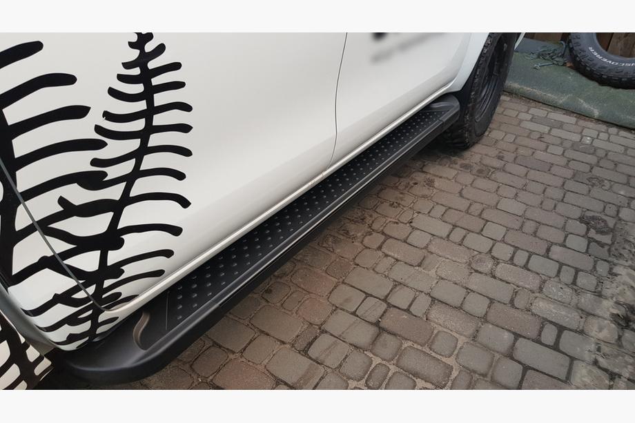 Toyota Hilux 2015- Marchepieds Latéraux Allmond Black (2 pcs, Aluminium) Image