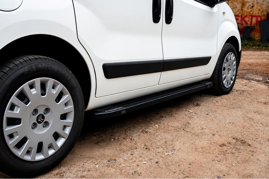Fiat Fiorino/Qubo 2008-2024 Marchepieds Latéraux Rainbow Black (2 pcs, Profilé Aluminium) Image
