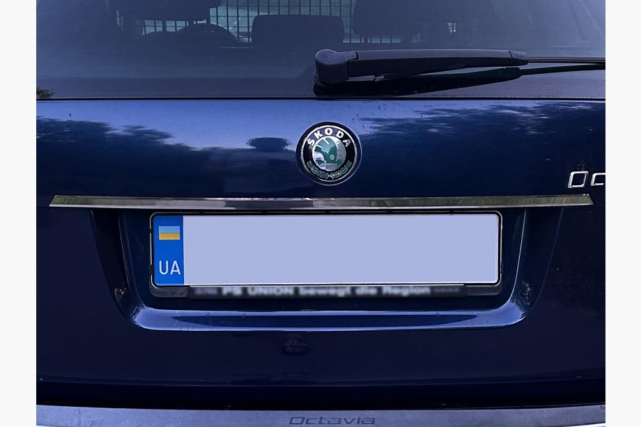 Skoda Octavia II A5 2010-2013 Baguette chromée au-dessus de la plaque Carmos (inox) Image