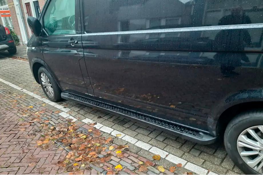 Volkswagen T6 2015-2024 Marchepieds Latéraux Allmond Black (2 pcs, Aluminium) Empattement Court Photo 4
