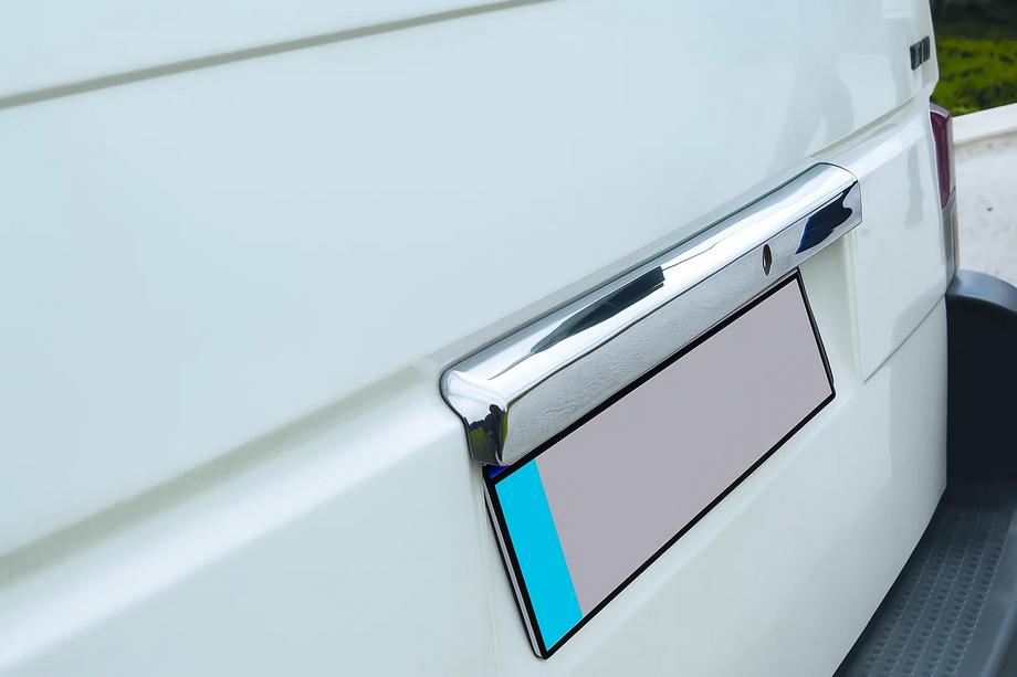 Volkswagen T4 Caravelle/Multivan 1990–2003 Baguette inox au-dessus de la plaque d'immatriculation Image