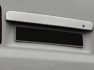 Volkswagen T5 Caravelle 2004-2010 Baguette chromée au-dessus de la plaque d'immatriculation pour portes battantes (inox) photo 2