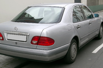 Mercedes E-class W210 1995-2002 Baguette de coffre au-dessus de la plaque d'immatriculation (Sedan) Plastique Chromé photo 1