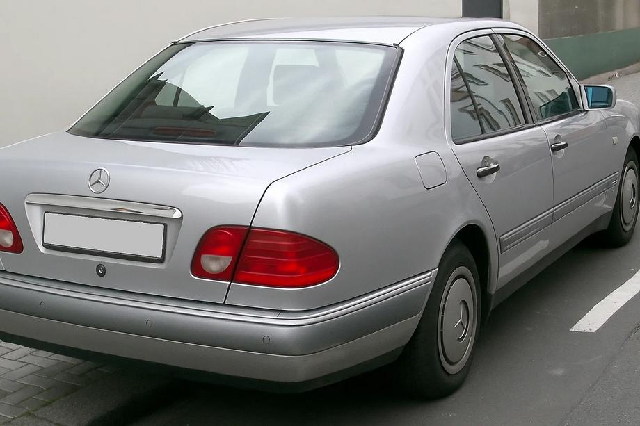 Mercedes E-class W210 1995-2002 Baguette de coffre au-dessus de la plaque d'immatriculation (Sedan) Plastique Chromé Image