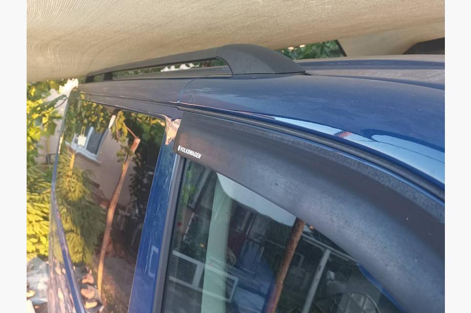 Volkswagen T5 Transporter 2003-2010 Barres de Toit Noires Base courte, pieds en plastique Photo 19
