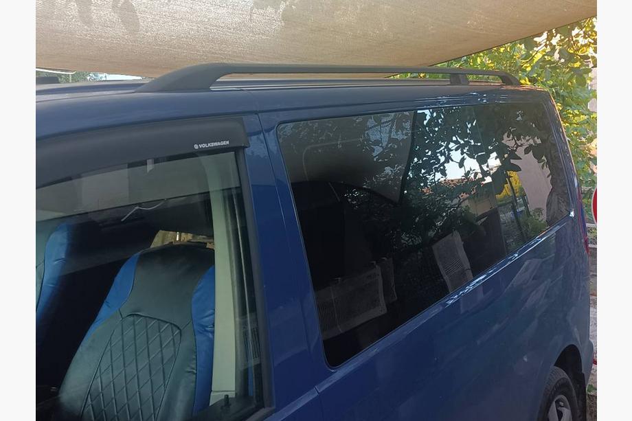 Volkswagen T5 Transporter 2003-2010 Barres de Toit Noires Base courte, pieds en plastique Photo 20