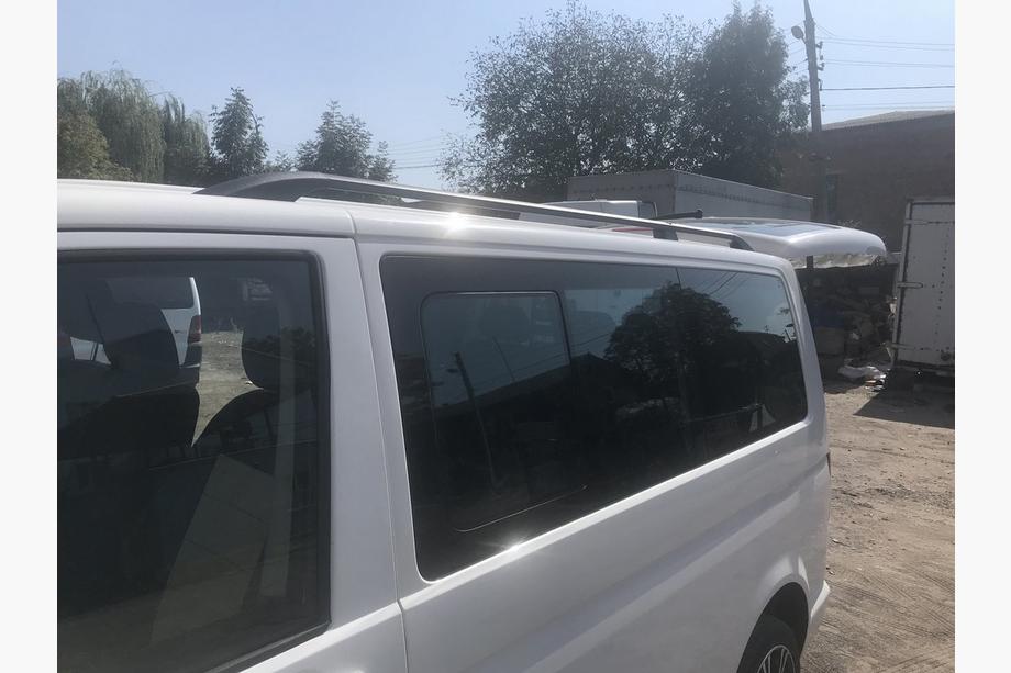 Volkswagen T5 Transporter 2003-2010 Barres de Toit Noires Base courte, pieds en plastique Photo 9