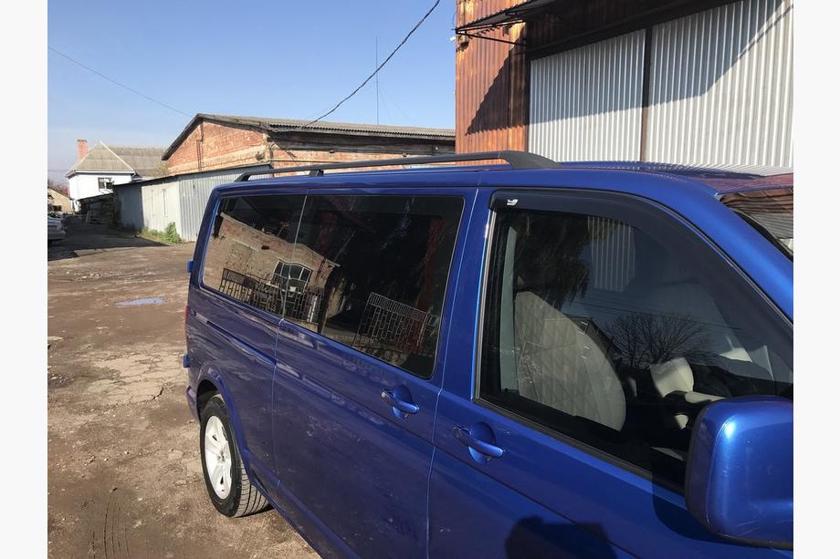Volkswagen T5 Transporter 2003-2010 Barres de Toit Noires Base courte, pieds en plastique Photo 4