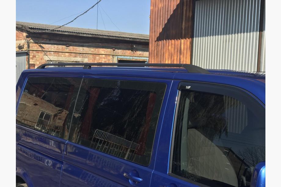 Volkswagen T5 Transporter 2003-2010 Barres de Toit Noires Base courte, pieds en plastique Photo 6