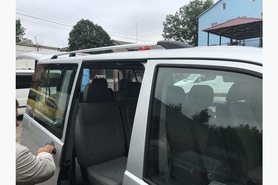 Volkswagen T5 Caravelle 2004-2010 Barres de Toit Chromées Base longue, pieds en plastique Photo 2