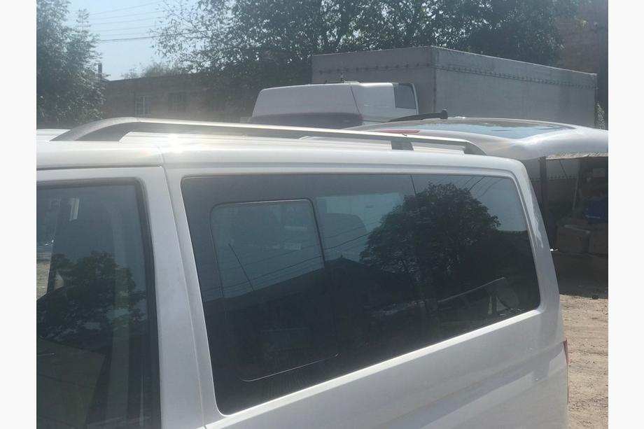Volkswagen T5 Caravelle 2004-2010 Barres de Toit Noires Base longue, pieds en plastique Photo 9