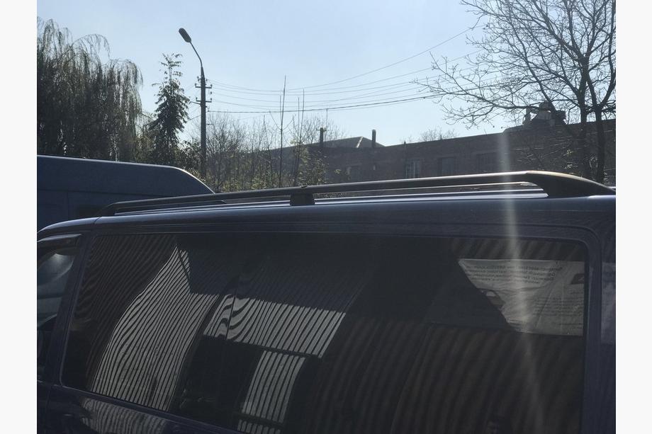 Volkswagen T5 Caravelle 2004-2010 Barres de Toit Noires Base longue, pieds en plastique Photo 7
