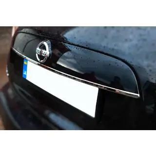 Baguette chromée au-dessus de la plaque d'immatriculation (inox) photo 3