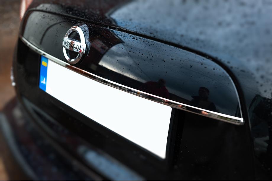 Nissan Juke 2010-2019 Baguette chromée au-dessus de la plaque d'immatriculation (inox) Carmos - Acier Inoxydable Turc Photo 3