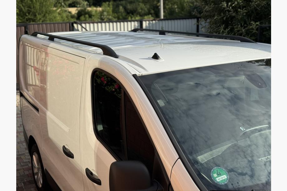 Opel Vivaro 2015-2019 Barres de Toit Noires Long, Pieds en Fonte Photo 5