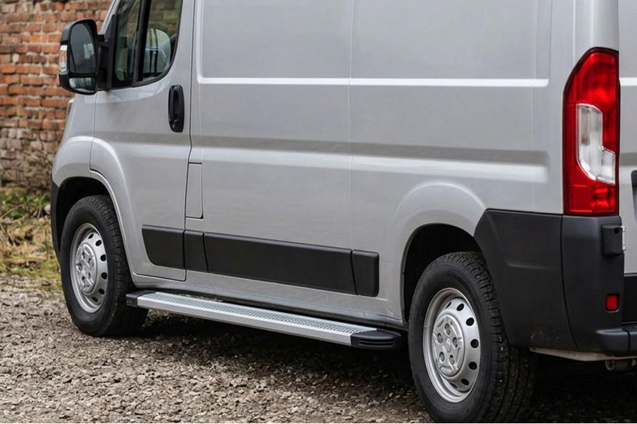 Peugeot Boxer 2006-2025 Marchepieds Latéraux Maya V2 (2 pcs, Aluminium) Image