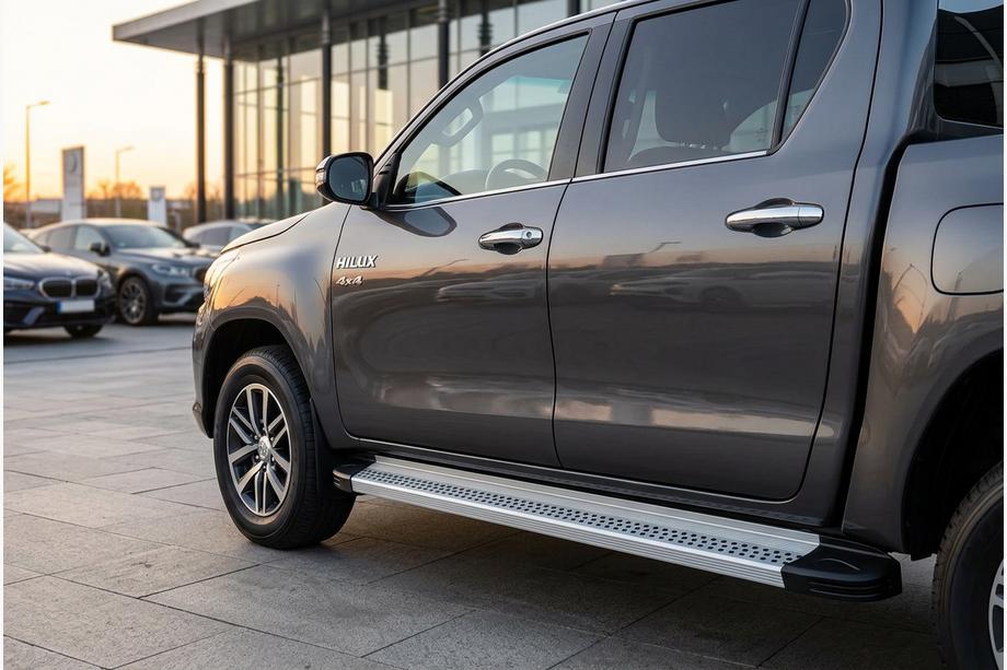 Toyota Hilux 2015- Marchepieds Latéraux Maya V2 (2 pcs, Aluminium) Image