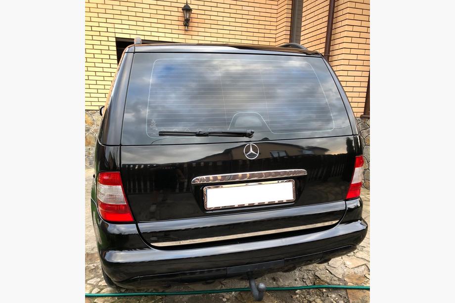 Mercedes ML W163 1997-2005 Baguette chromée au-dessus de la plaque d'immatriculation (inox) Image