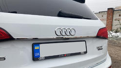 Audi Q5 2008-2017 Baguette chromée au-dessus de la plaque d'immatriculation (inox) photo 1