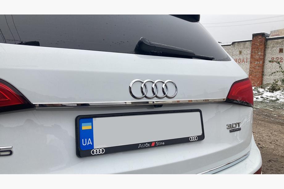 Audi Q5 2008-2017 Baguette chromée au-dessus de la plaque d'immatriculation (inox) Image