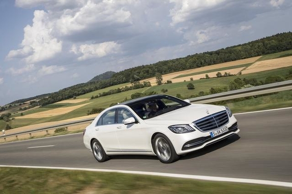 En Europe, a commencé à vendre actualisé de la Mercedes-Benz S-Class