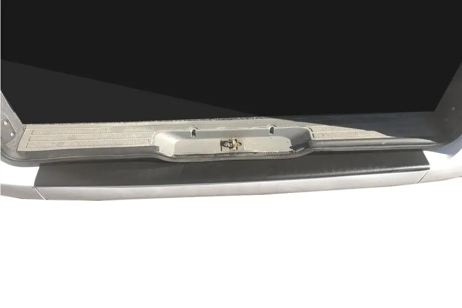 Mercedes Vito W639 2004-2014 Protection de pare-chocs arrière avec rebord (DDU, plastique) Photo 1