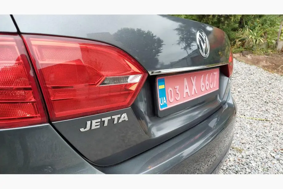 Volkswagen Jetta 2011-2018 Baguette chromée au-dessus de la plaque OmsaLine (inox) Photo 1