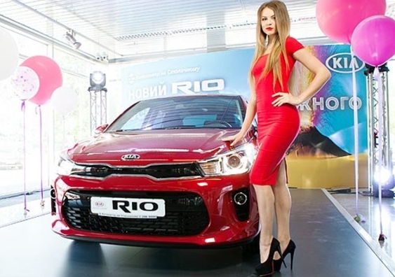 À Kiev, ont présenté le nouveau modèle de la Kia Rio