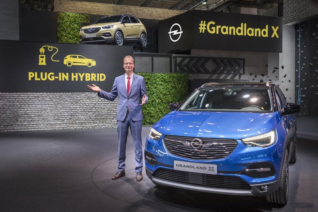 Opel a présenté sa première voiture hybride