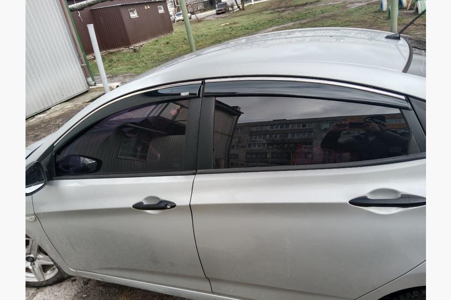 Hyundai Accent 2011-2017 Déflecteurs de Vitres avec Moulure Chromée SD (4 pcs, Niken) Image