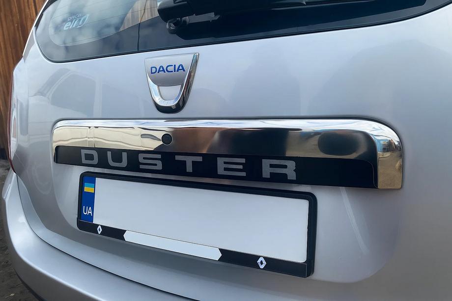 Renault Duster 2008–2017 Baguette supérieure en inox au-dessus de la plaque d'immatriculation Image