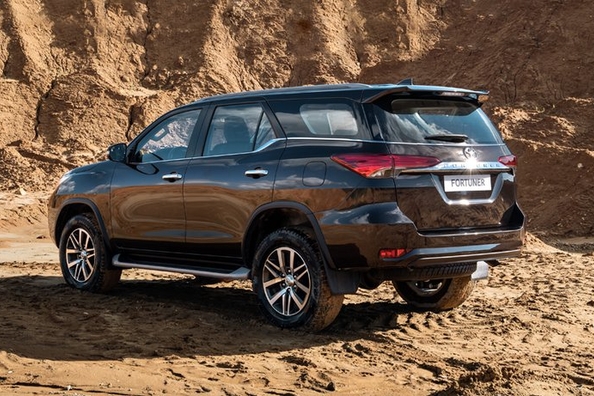 Présentation de 7 places, suv Toyota Fortuner Photo 2
