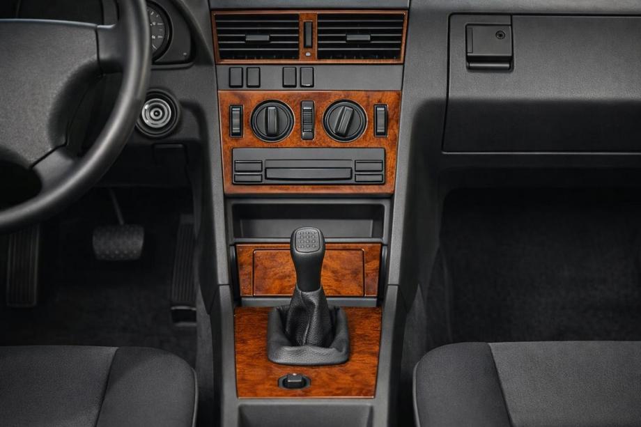 Mercedes C-class W202 1993-2001 Couvre tableau de bord (1993-1995) Image