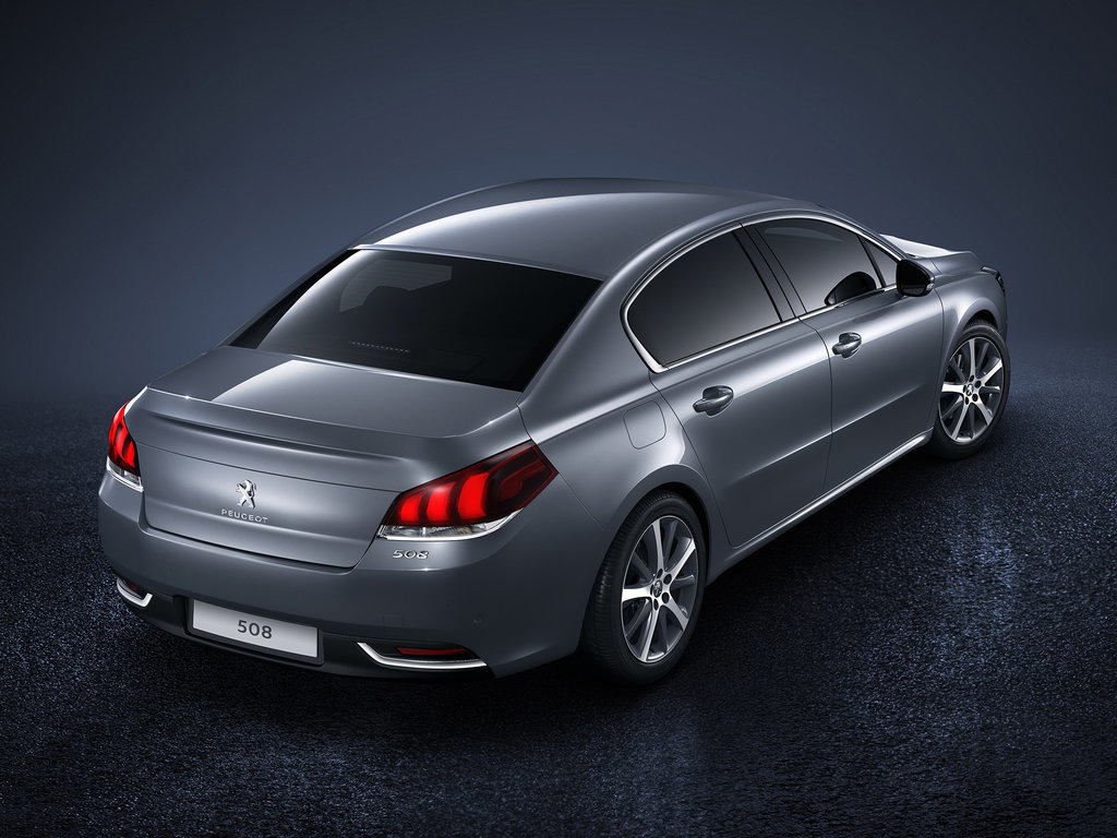 Étendard de la berline Peugeot 508
