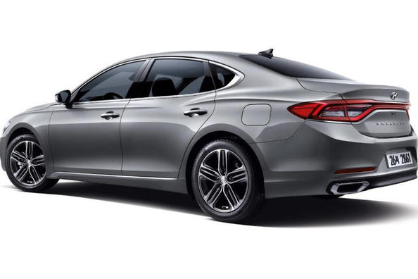 Revue phare de la berline Hyundai Grandeur de la nouvelle génération Photo 5