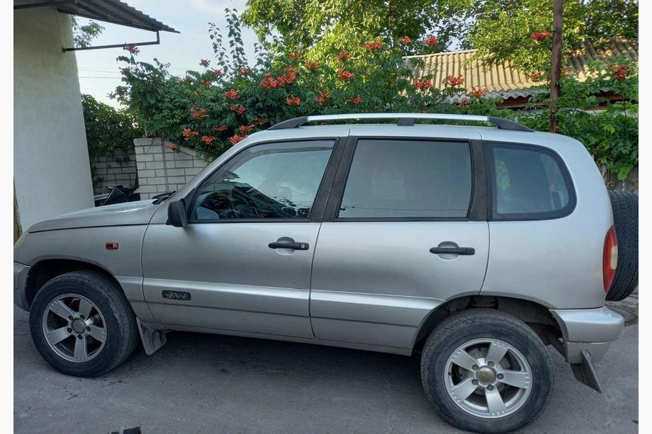 Chevrolet Niva 1998-2020 Barres de Toit Chromées Pieds en Fonte Photo 2