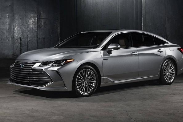 Étendard de la berline Toyota Avalon 2018 au millésime de l’année