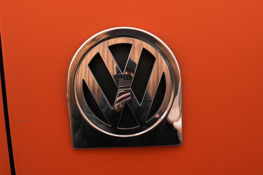 Volkswagen Caddy 2004-2010 Encadrement du logo arrière (inox) Image